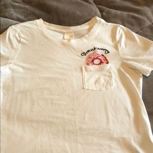 White t-shirt “donut worry” pocket